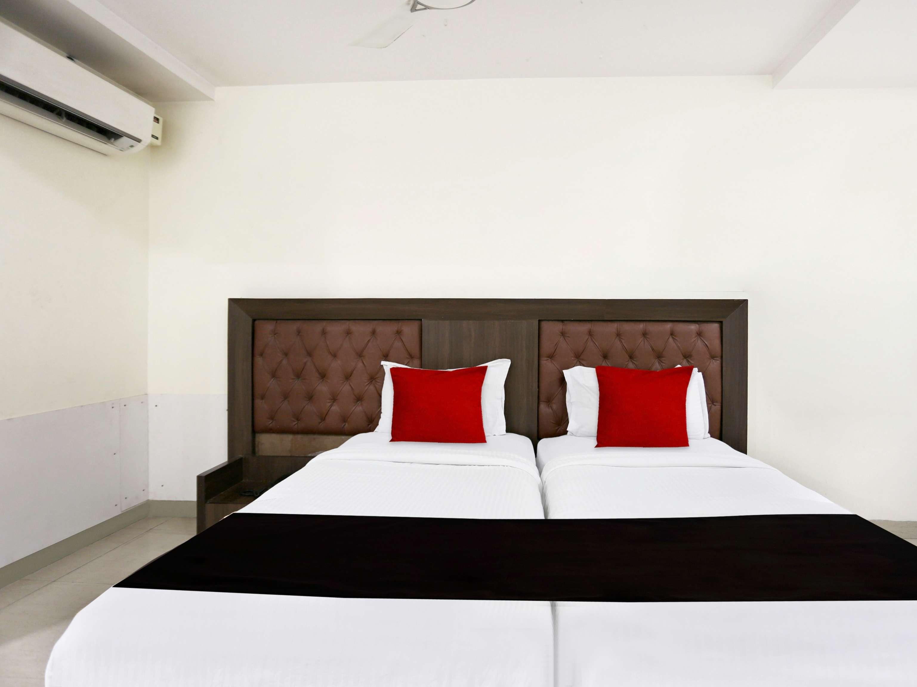 Townhouse Halcyon Deccan Inn Near Shilparamam Kondapur  Eksteriør bilde