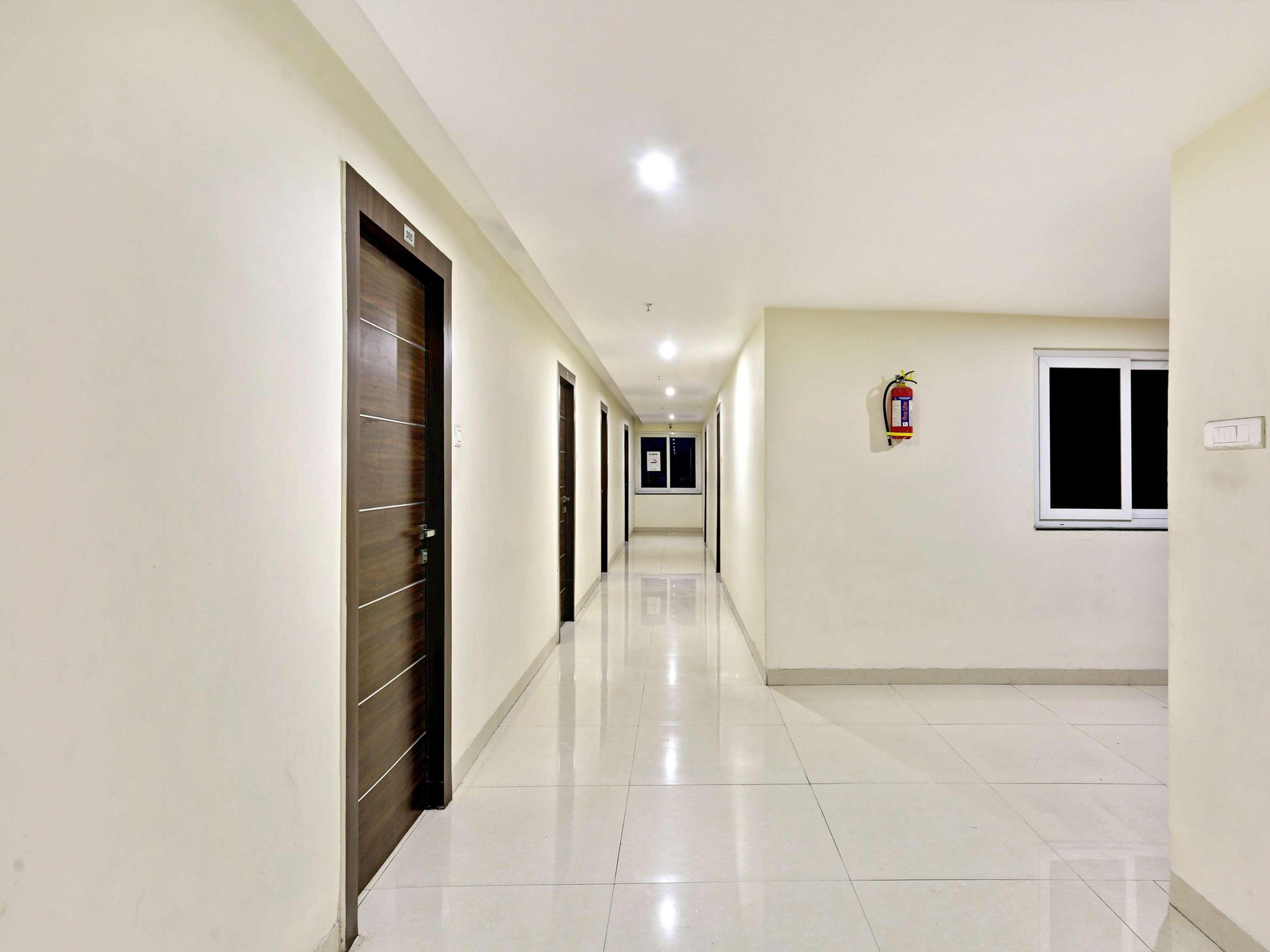 Townhouse Halcyon Deccan Inn Near Shilparamam Kondapur  Eksteriør bilde