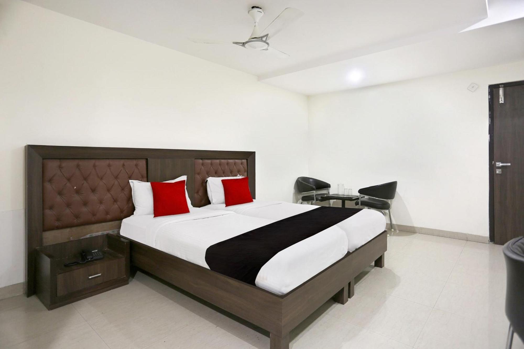 Townhouse Halcyon Deccan Inn Near Shilparamam Kondapur  Eksteriør bilde