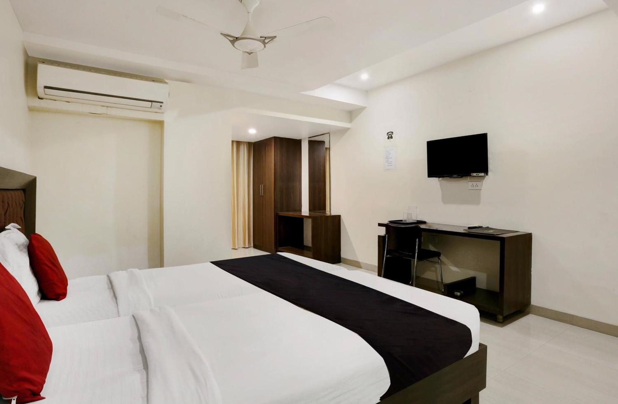 Townhouse Halcyon Deccan Inn Near Shilparamam Kondapur  Eksteriør bilde