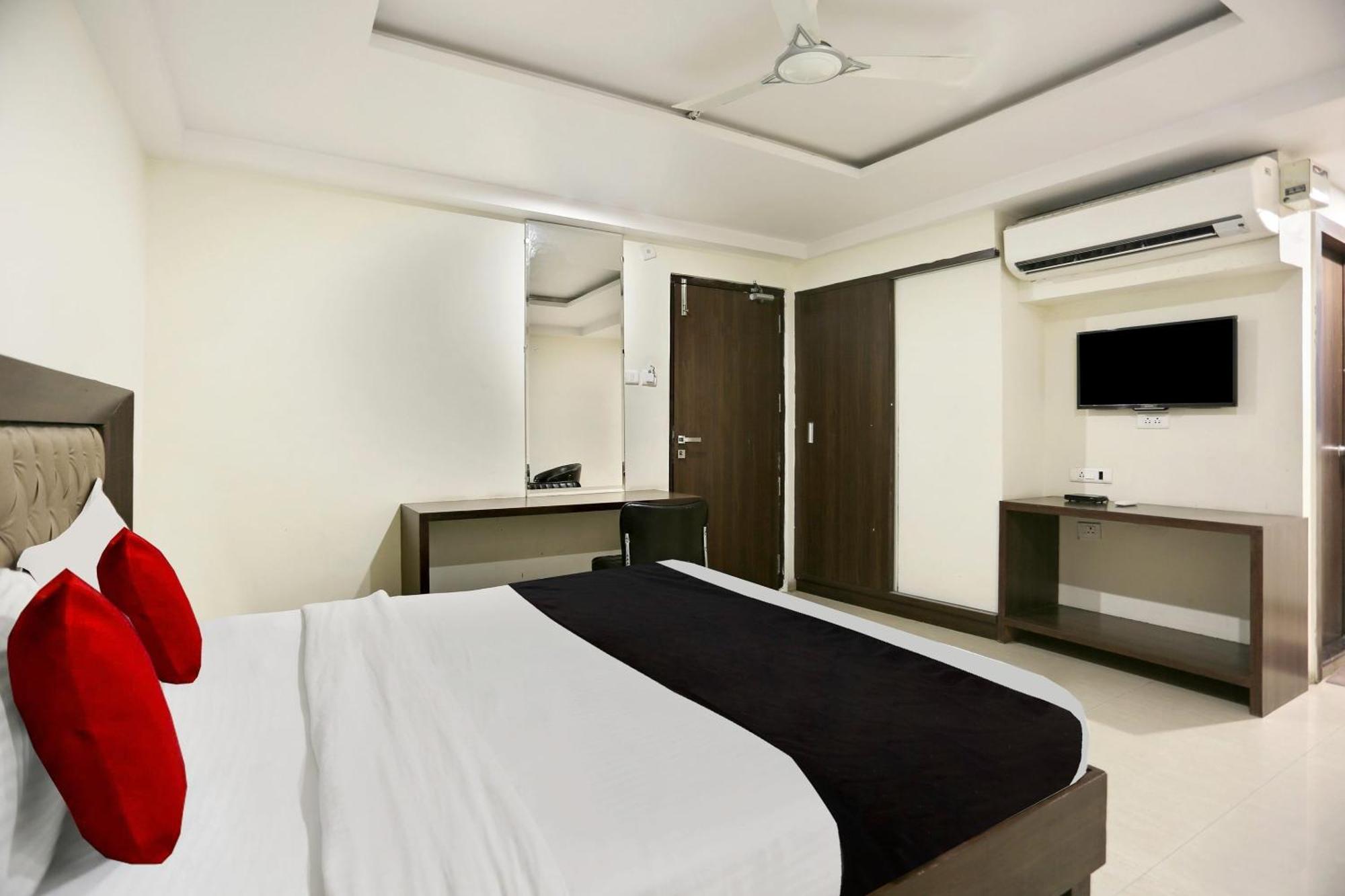 Townhouse Halcyon Deccan Inn Near Shilparamam Kondapur  Eksteriør bilde