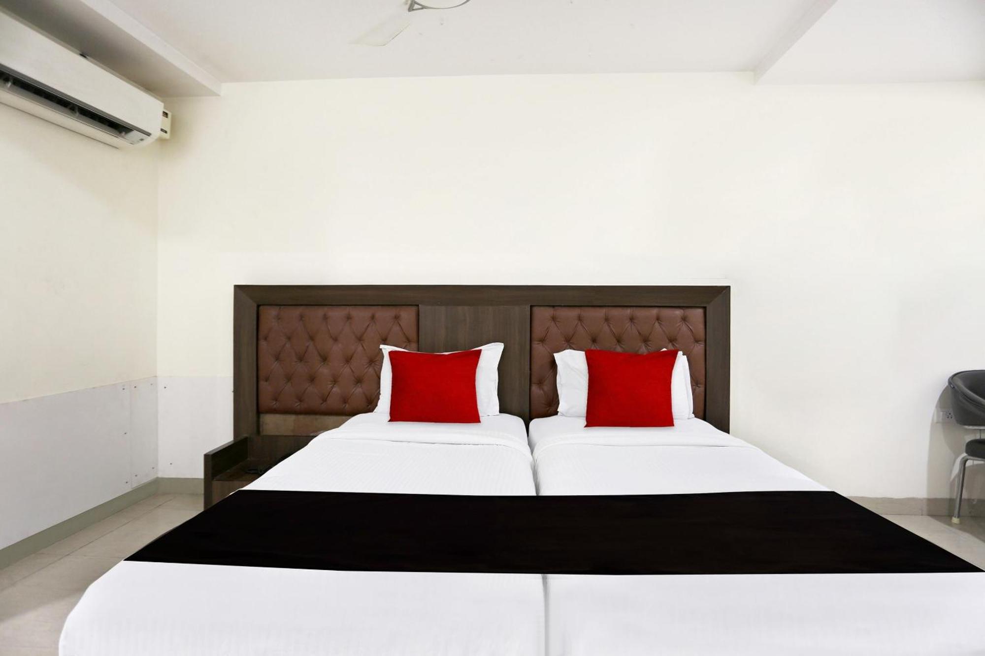 Townhouse Halcyon Deccan Inn Near Shilparamam Kondapur  Eksteriør bilde