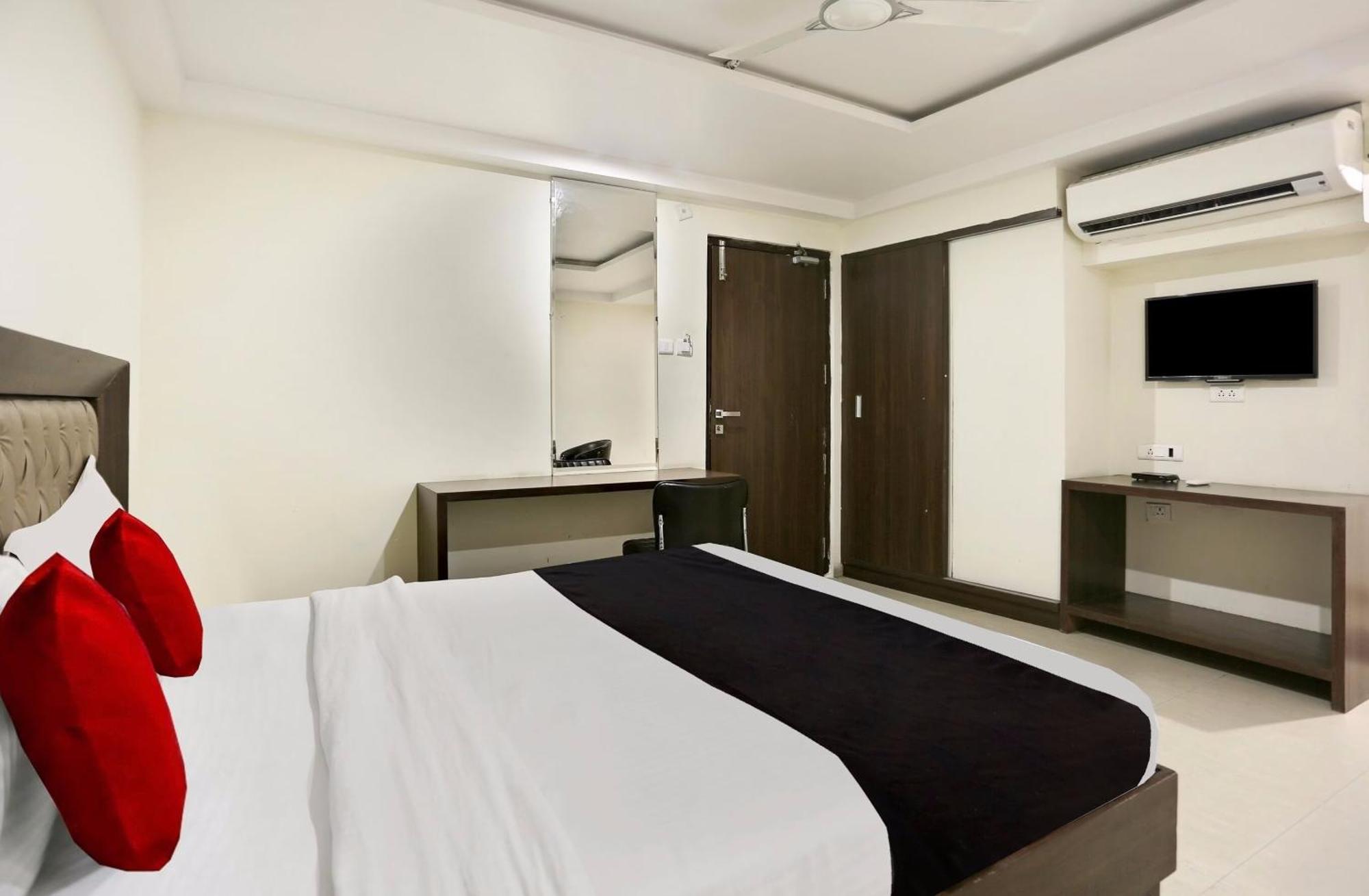 Townhouse Halcyon Deccan Inn Near Shilparamam Kondapur  Eksteriør bilde