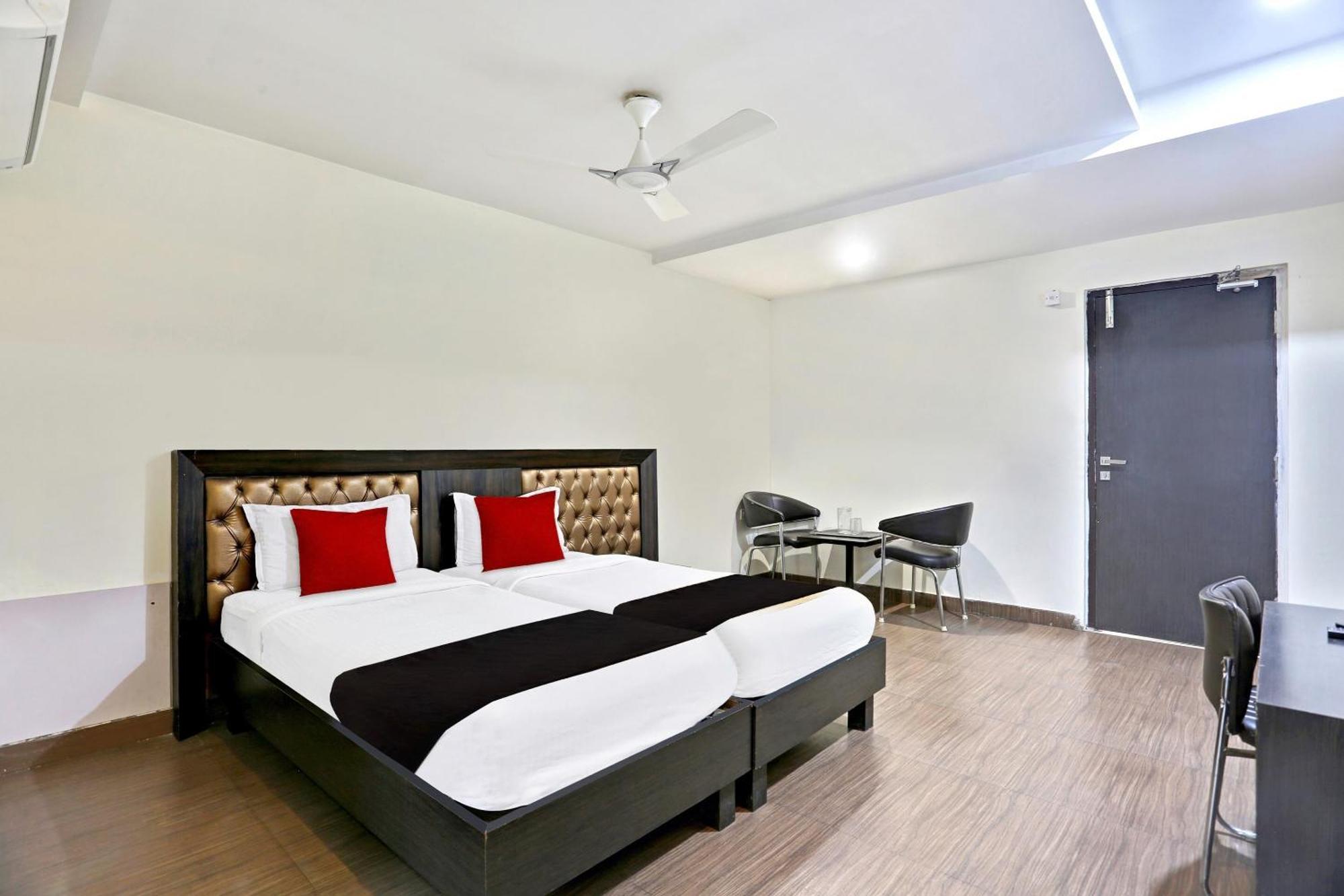 Townhouse Halcyon Deccan Inn Near Shilparamam Kondapur  Eksteriør bilde