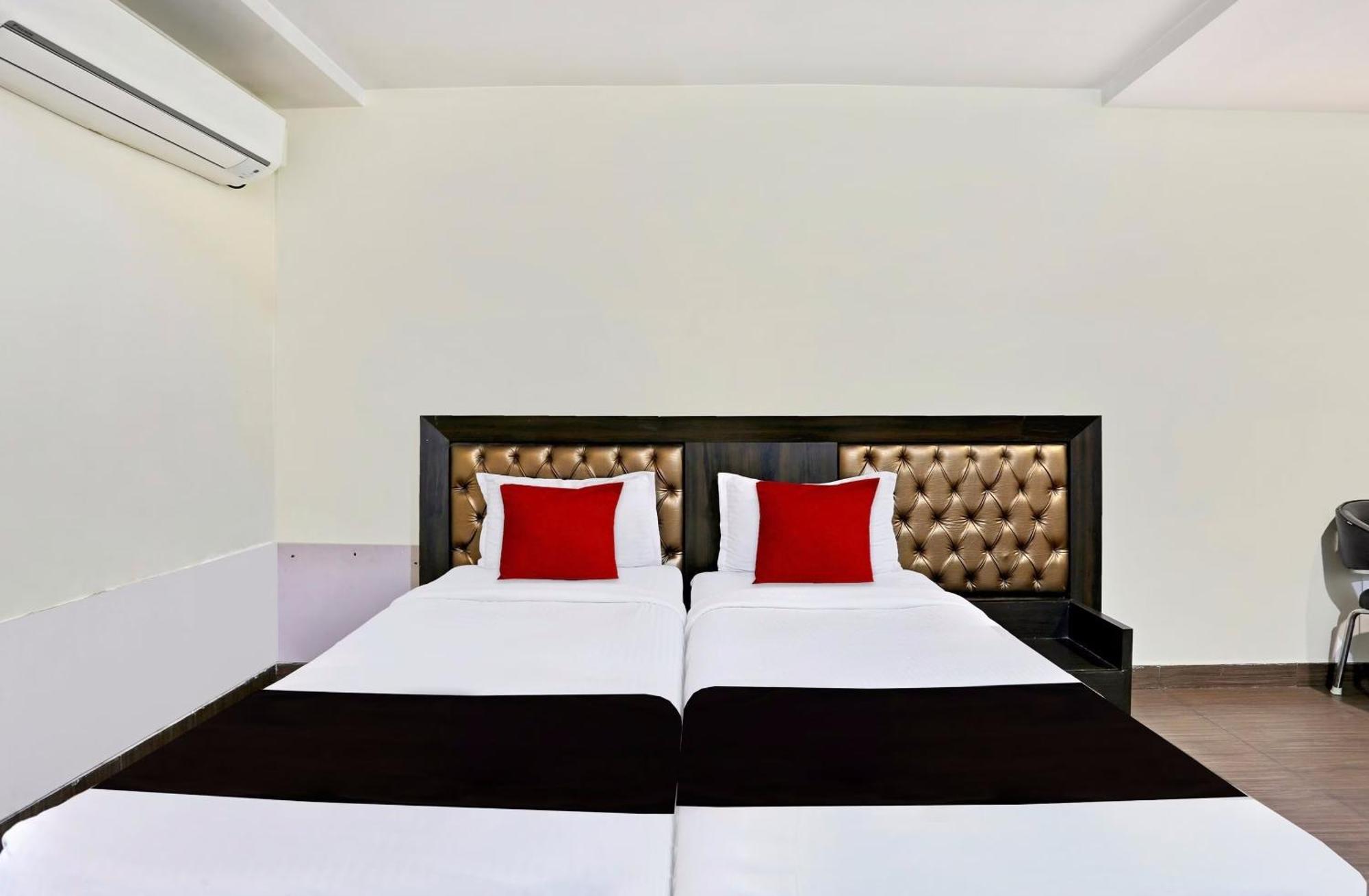 Townhouse Halcyon Deccan Inn Near Shilparamam Kondapur  Eksteriør bilde