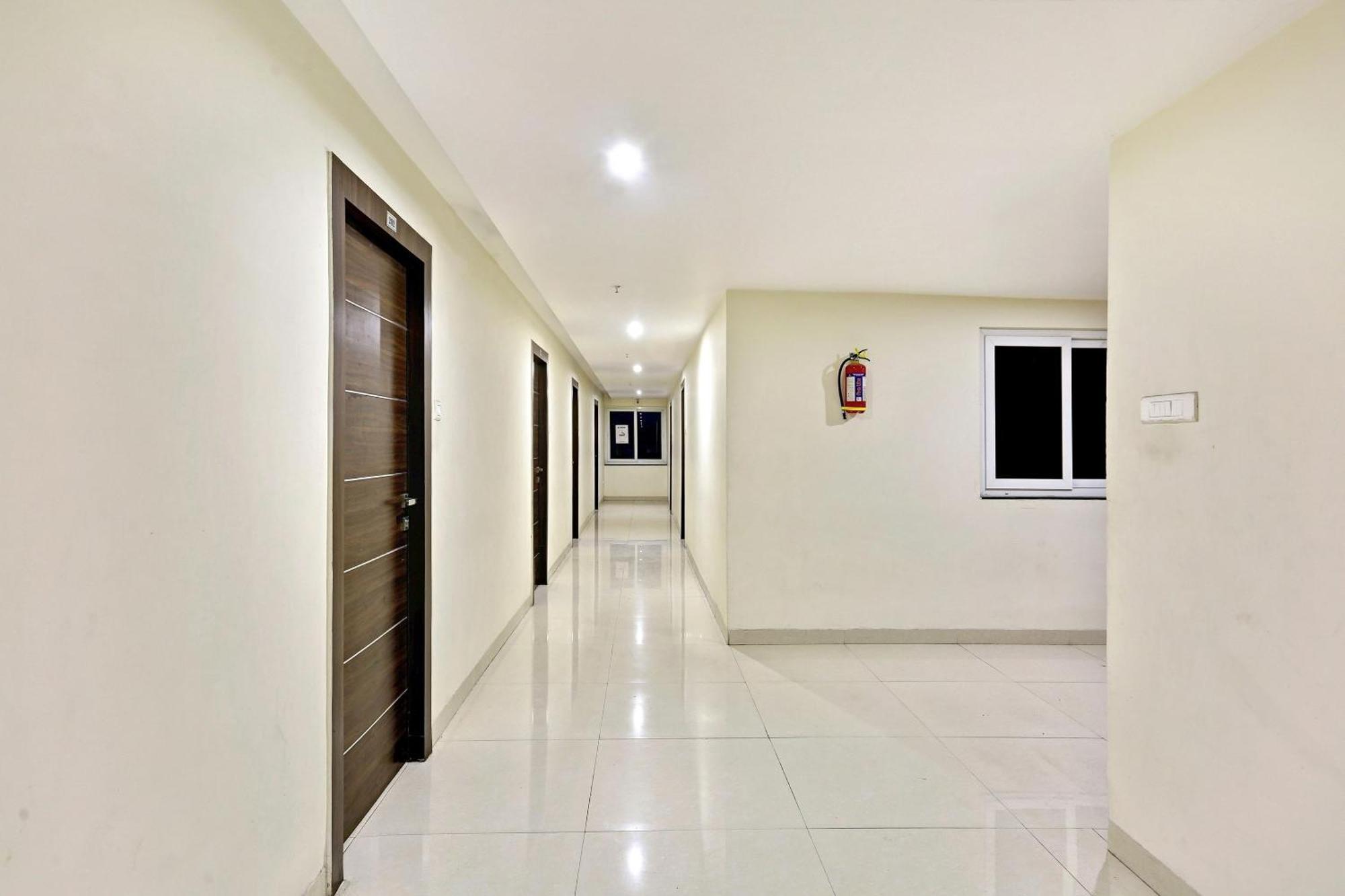 Townhouse Halcyon Deccan Inn Near Shilparamam Kondapur  Eksteriør bilde