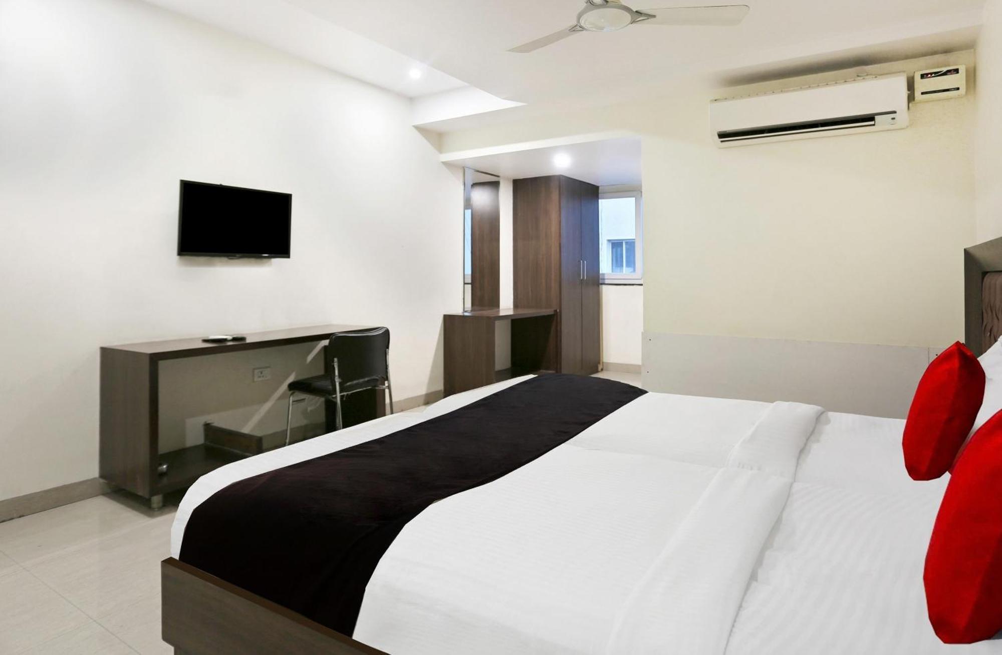 Townhouse Halcyon Deccan Inn Near Shilparamam Kondapur  Eksteriør bilde