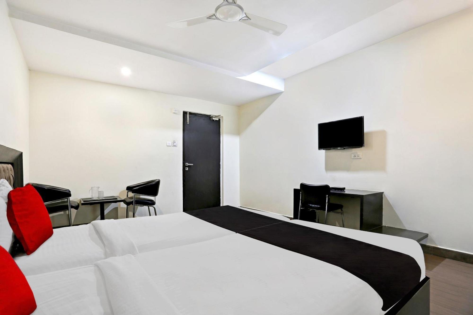 Townhouse Halcyon Deccan Inn Near Shilparamam Kondapur  Eksteriør bilde