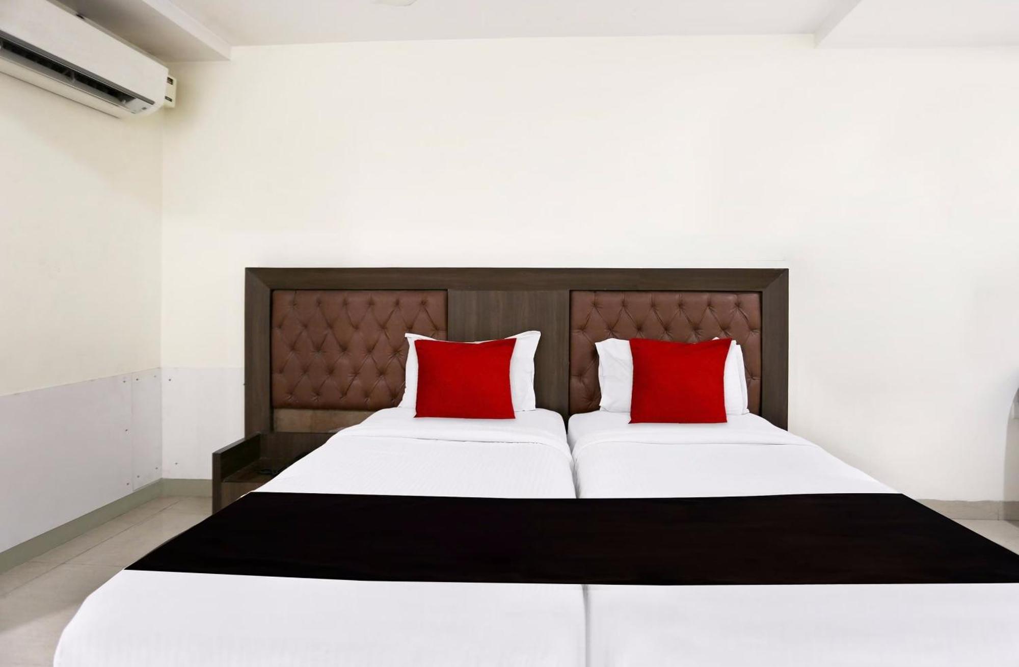 Townhouse Halcyon Deccan Inn Near Shilparamam Kondapur  Eksteriør bilde